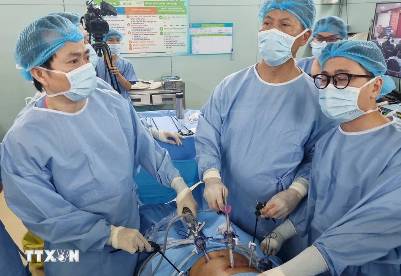 Các bác sỹ nước ngoài và bác sỹ Bệnh viện Bình Dân phối hợp phẫu thuật bằng phương pháp tạo hình van chống trào ngược dạ dày thực quản theo kỹ thuật Omega 300 AP.